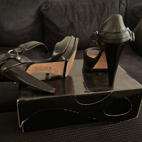 Micheal Kors black strap sandals - Picture 4 of 4